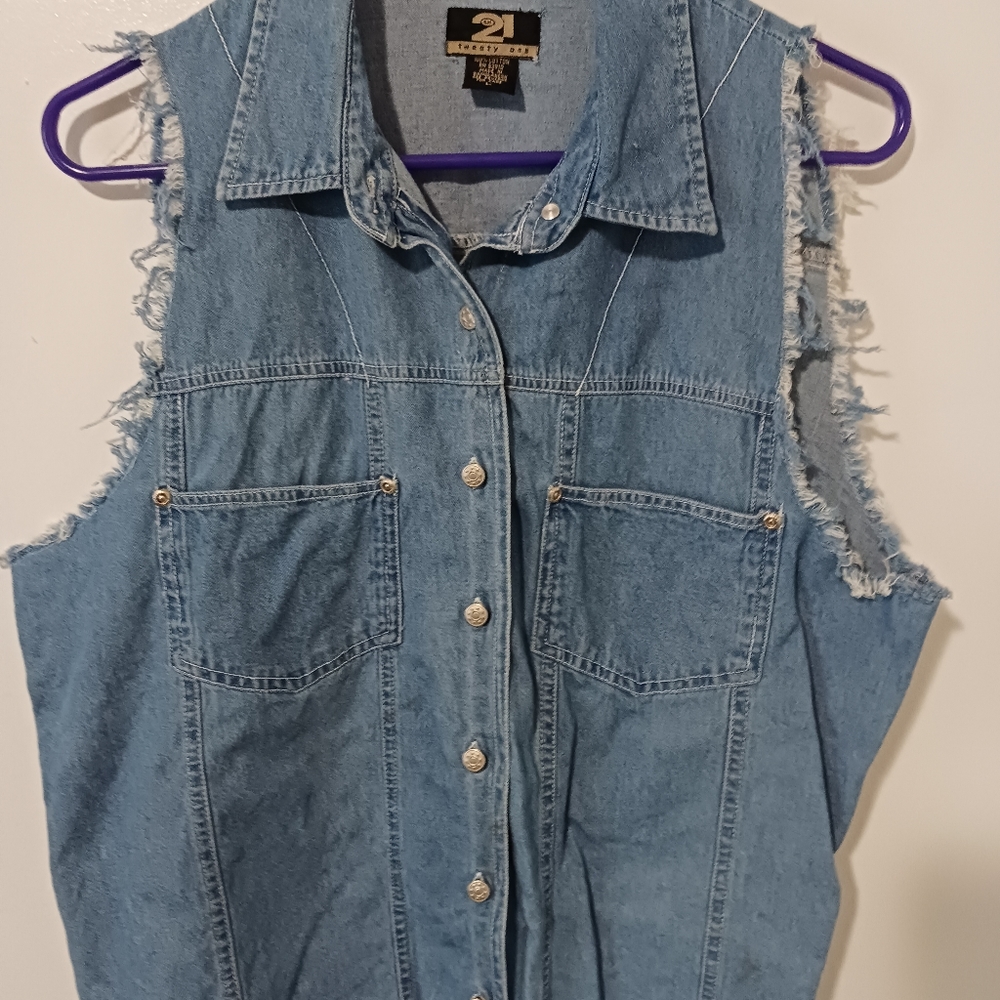 unisex Century 21 button-up sleeveless denim shirt, size large, color blue,